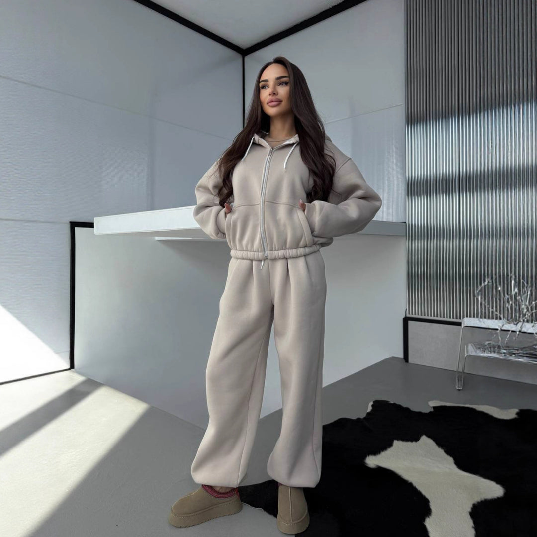 Kvinnors avslappnade hoodie och jogger set med elastisk midja och praktiska fickor Mirla-Eva Jonsson