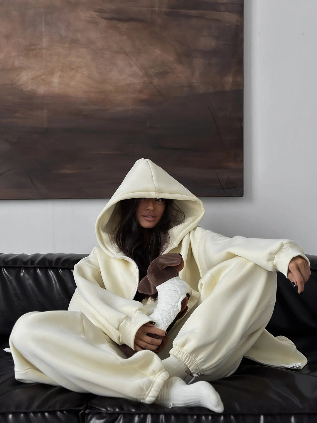 Kvinnors avslappnade hoodie och joggerset tillverkat av högkvalitativ fleece med en lös passform Mirla-Eva Jonsson