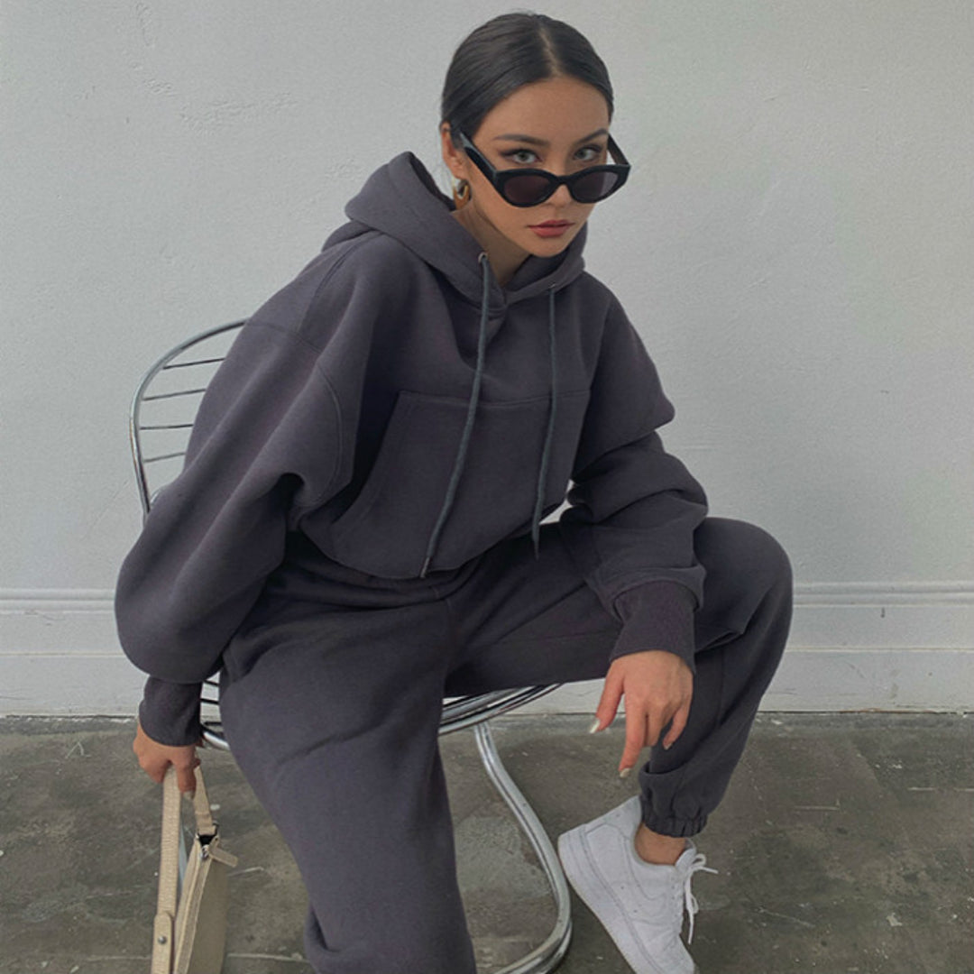 Kvinnors avslappnade hoodie och joggingdräkt med elastisk midja och praktiska fickor-Eva Jonsson