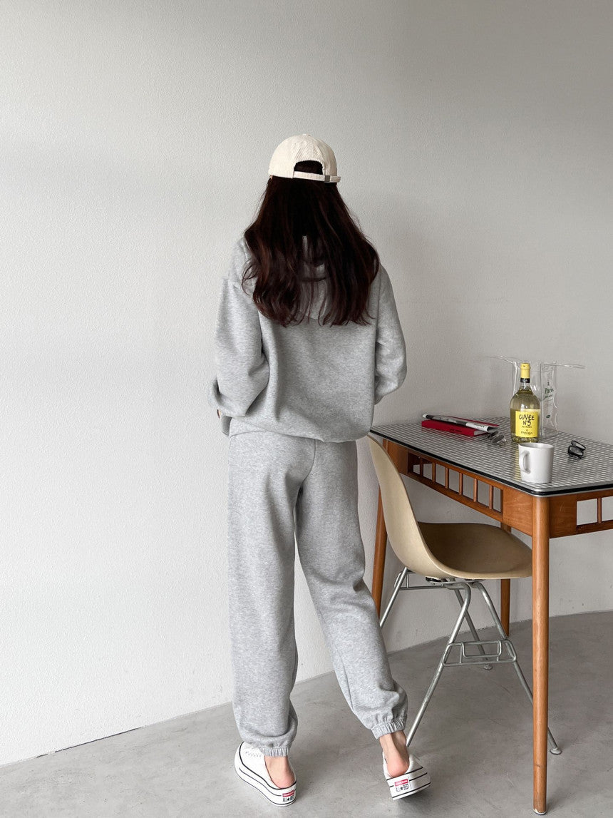 Kvinnors avslappnade hoodie och joggingset gjort av mjuk bomullsblandning med praktisk känguruficka Mirla-Eva Jonsson