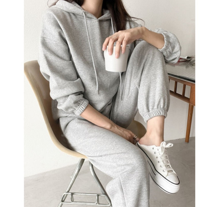 Kvinnors avslappnade hoodie och joggingset gjort av mjuk bomullsblandning med praktisk känguruficka Mirla-Eva Jonsson