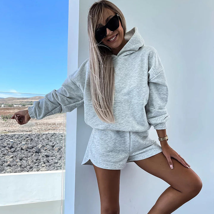Kvinnors avslappnade hoodie och korta shorts i minimalistisk design Mirla-Eva Jonsson