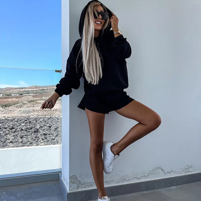 Kvinnors avslappnade hoodie och korta shorts i minimalistisk design Mirla-Eva Jonsson