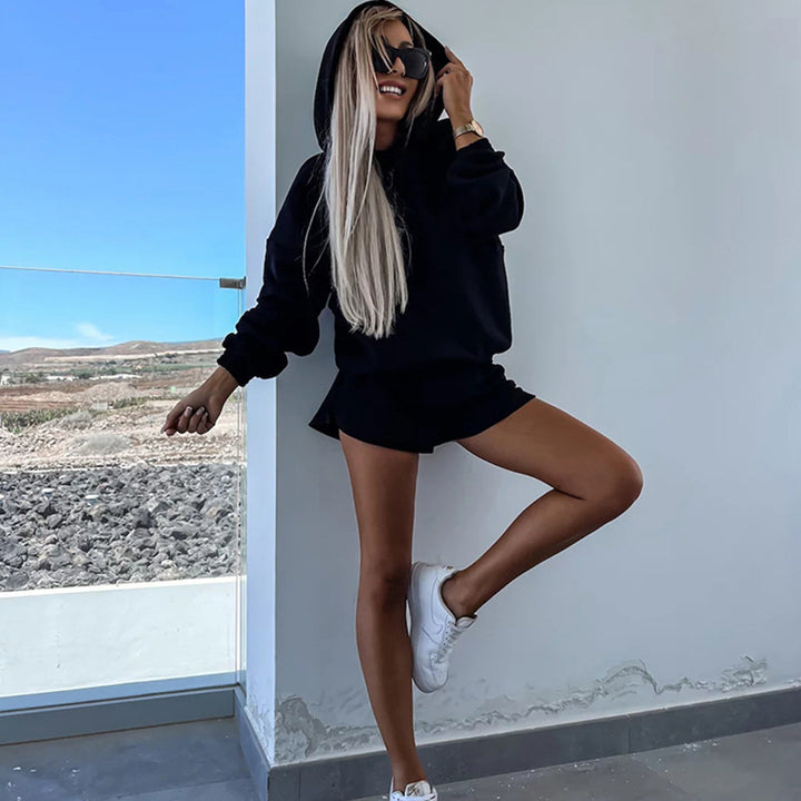 Kvinnors avslappnade hoodie och korta shorts i minimalistisk design Mirla-Eva Jonsson