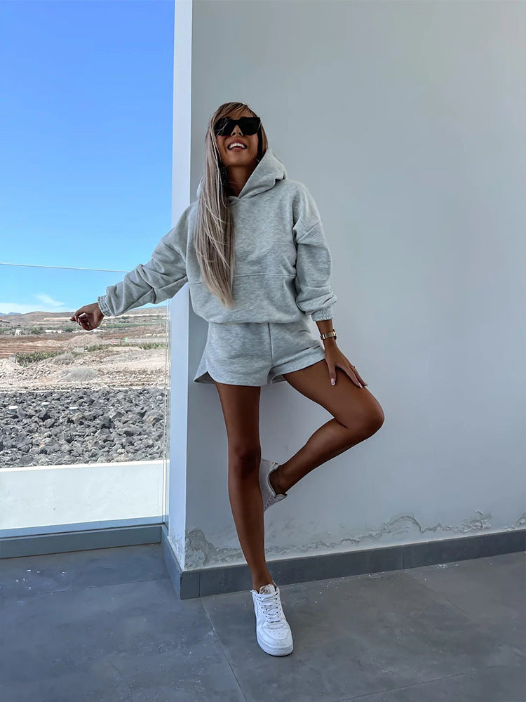 Kvinnors avslappnade hoodie och korta shorts i minimalistisk design Mirla-Eva Jonsson
