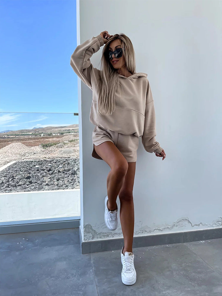 Kvinnors avslappnade hoodie och korta shorts i minimalistisk design Mirla-Eva Jonsson