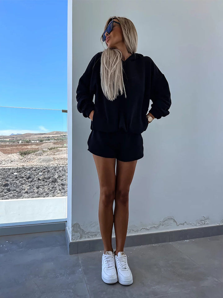 Kvinnors avslappnade hoodie och korta shorts i minimalistisk design Mirla-Eva Jonsson