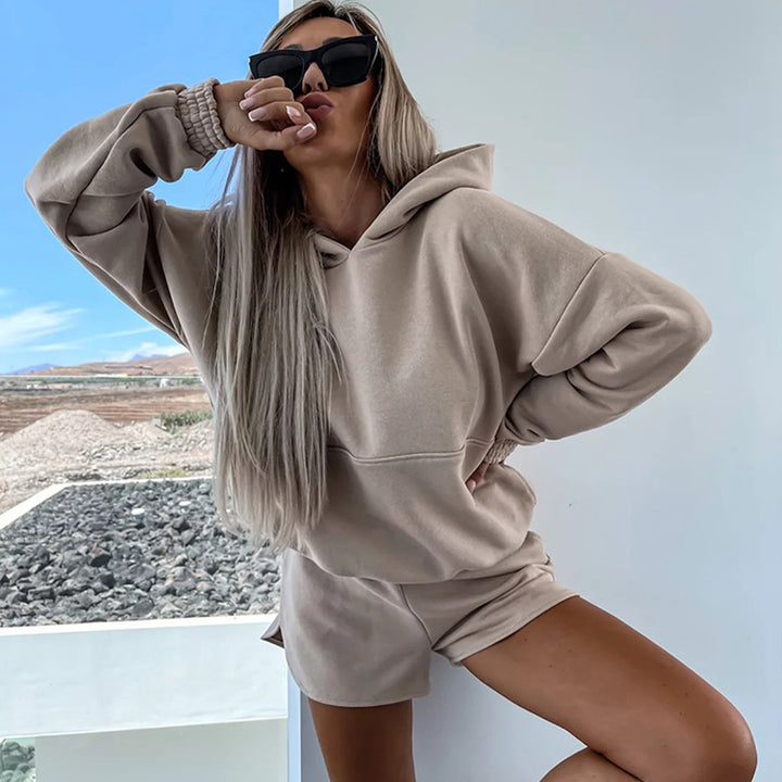 Kvinnors avslappnade hoodie och korta shorts i minimalistisk design Mirla-Eva Jonsson