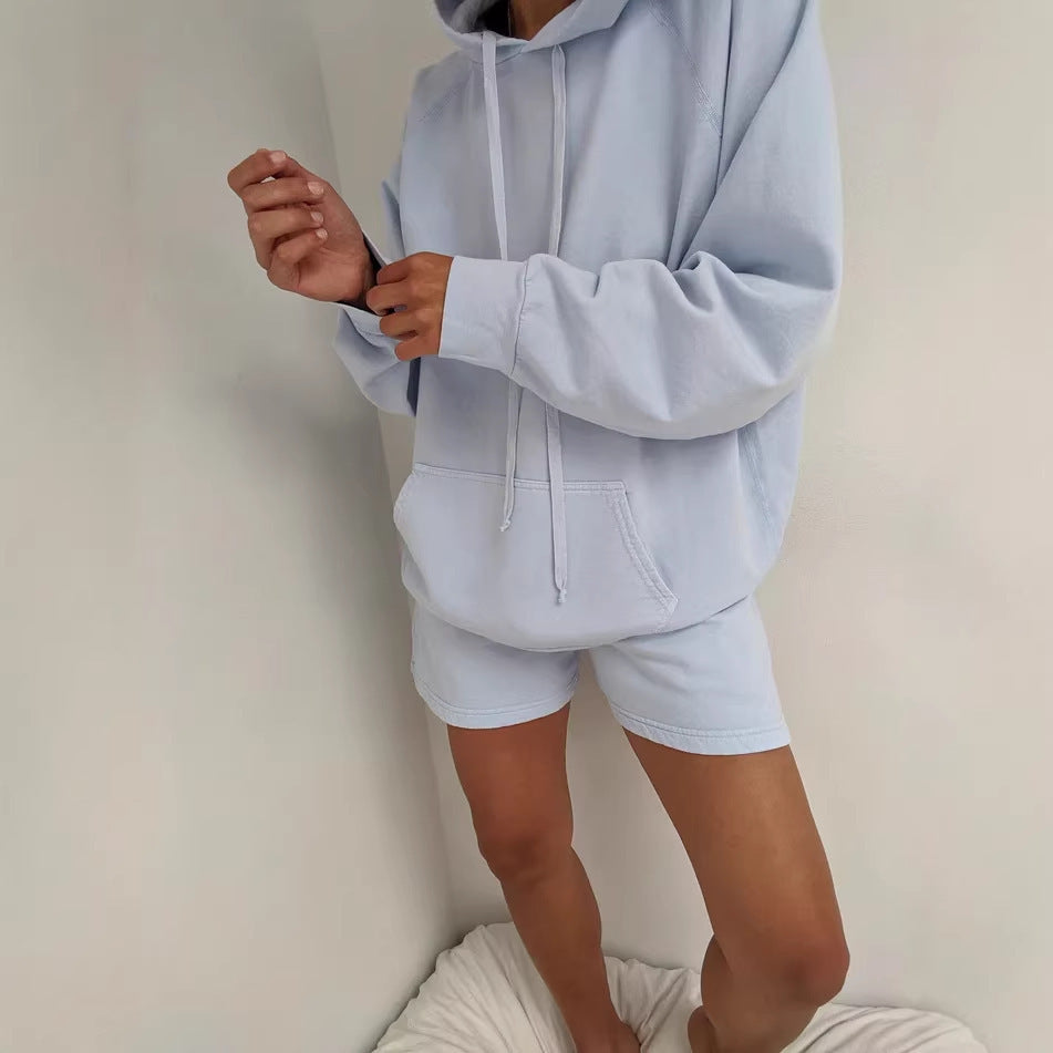 Kvinnors avslappnade hoodie och shorts set i mjuk bomullsblandning med praktiska fickor Mirla-Eva Jonsson