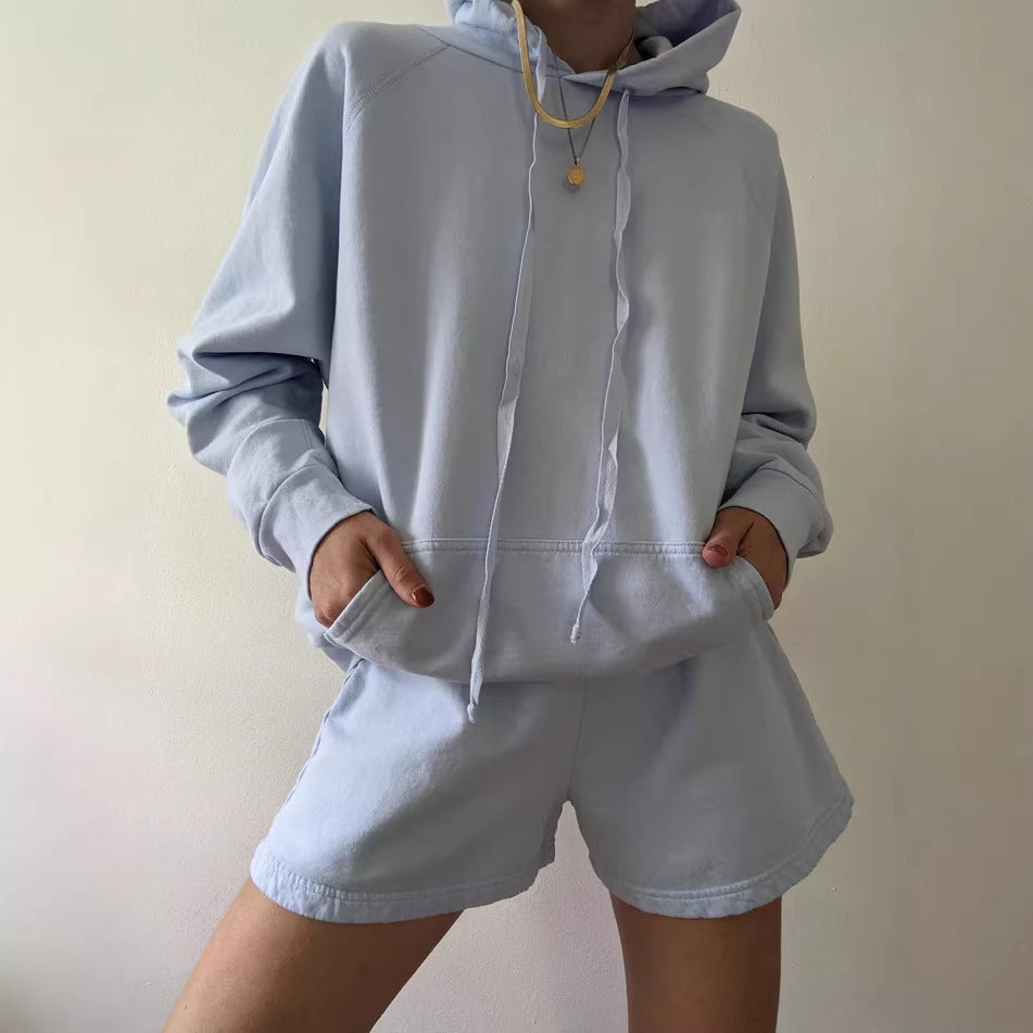 Kvinnors avslappnade hoodie och shorts set i mjuk bomullsblandning med praktiska fickor Mirla-Eva Jonsson