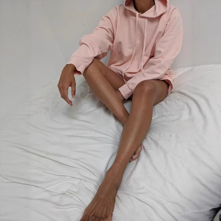 Kvinnors avslappnade hoodie och shorts set i mjuk bomullsblandning med praktiska fickor Mirla-Eva Jonsson
