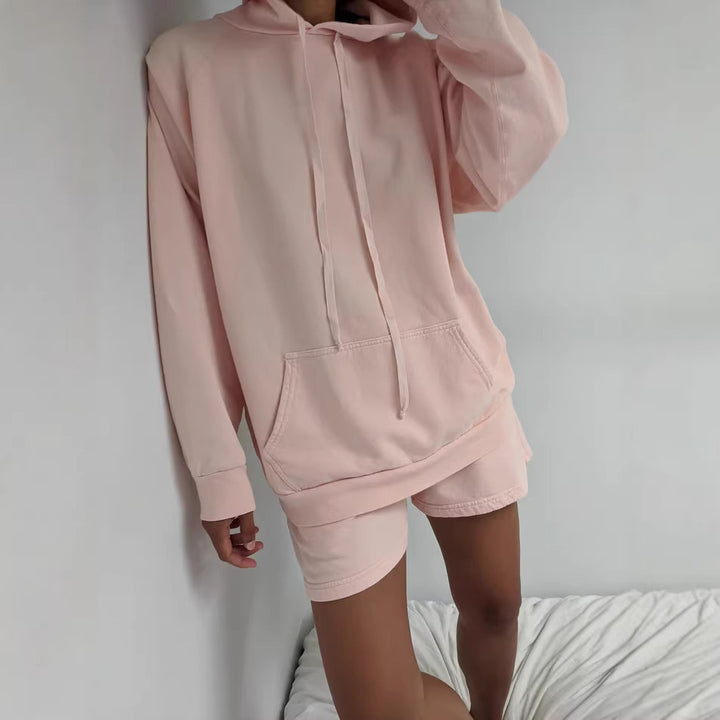 Kvinnors avslappnade hoodie och shorts set i mjuk bomullsblandning med praktiska fickor Mirla-Eva Jonsson