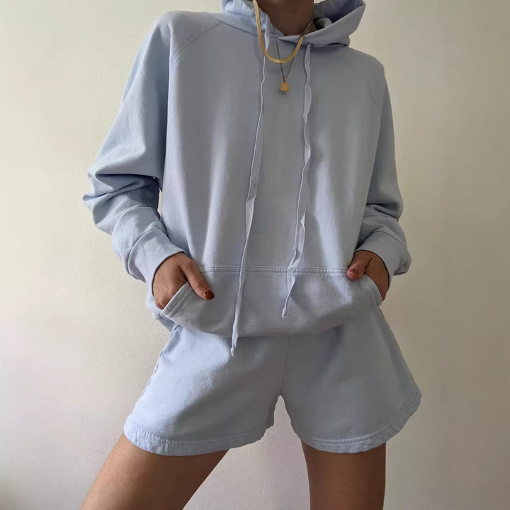 Kvinnors avslappnade hoodie och shorts set i mjuk bomullsblandning med praktiska fickor Mirla-Eva Jonsson