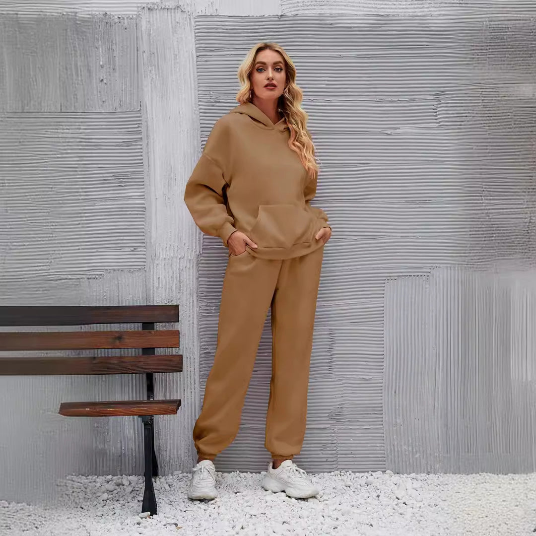 Kvinnors avslappnade hoodie set med en bekväm passform och sidfickor Mirla-Eva Jonsson