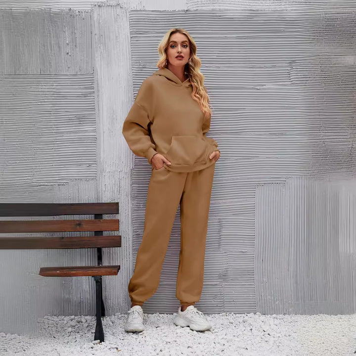 Kvinnors avslappnade hoodie set med en bekväm passform och sidfickor Mirla-Eva Jonsson