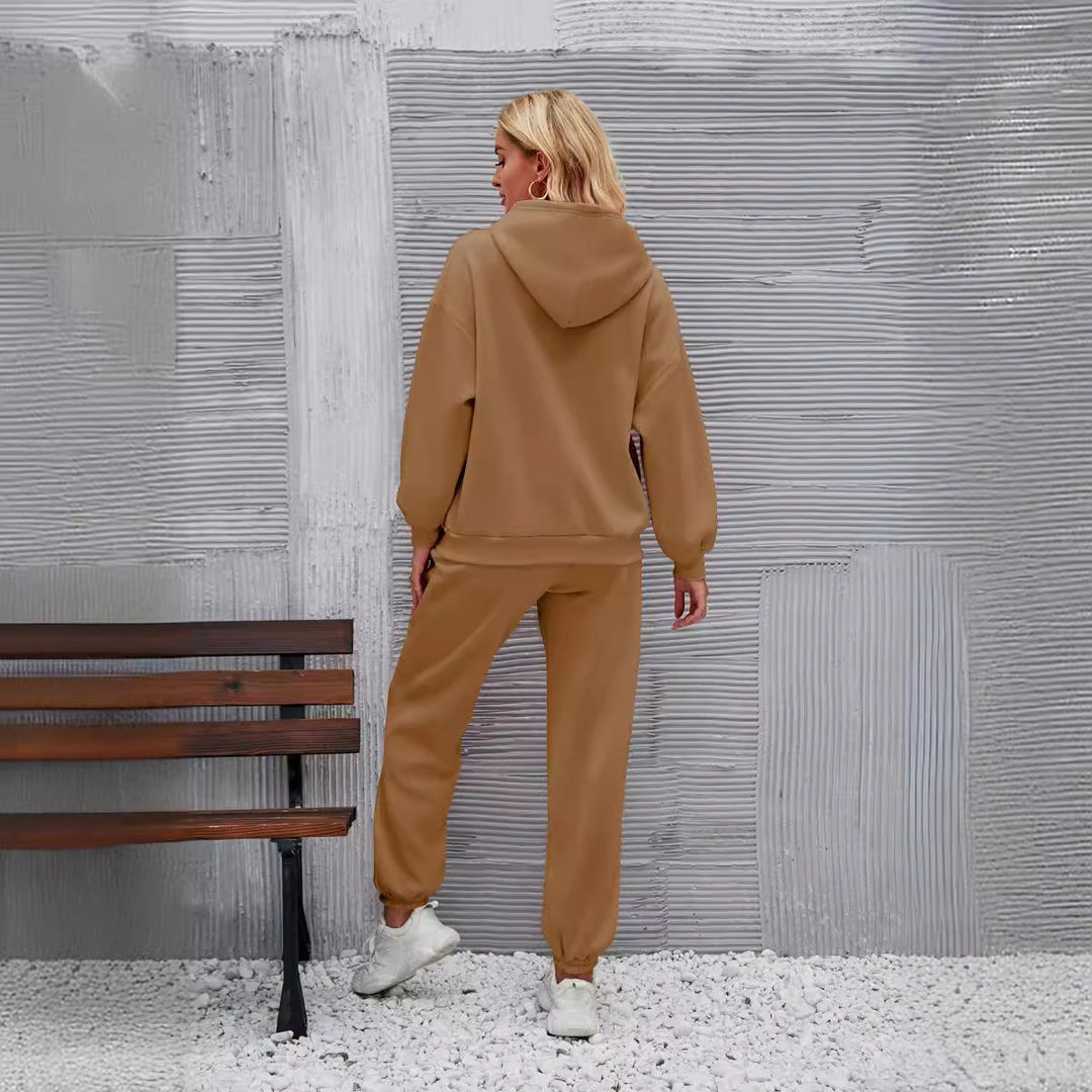 Kvinnors avslappnade hoodie set med en bekväm passform och sidfickor Mirla-Eva Jonsson