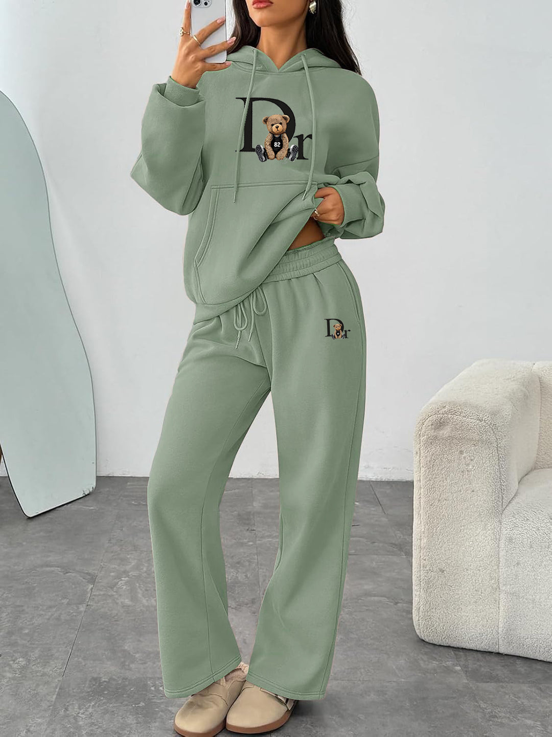 Kvinnors avslappnade hoodie-set med en charmig björnmotiv och bekväm passform Mirla-Eva Jonsson