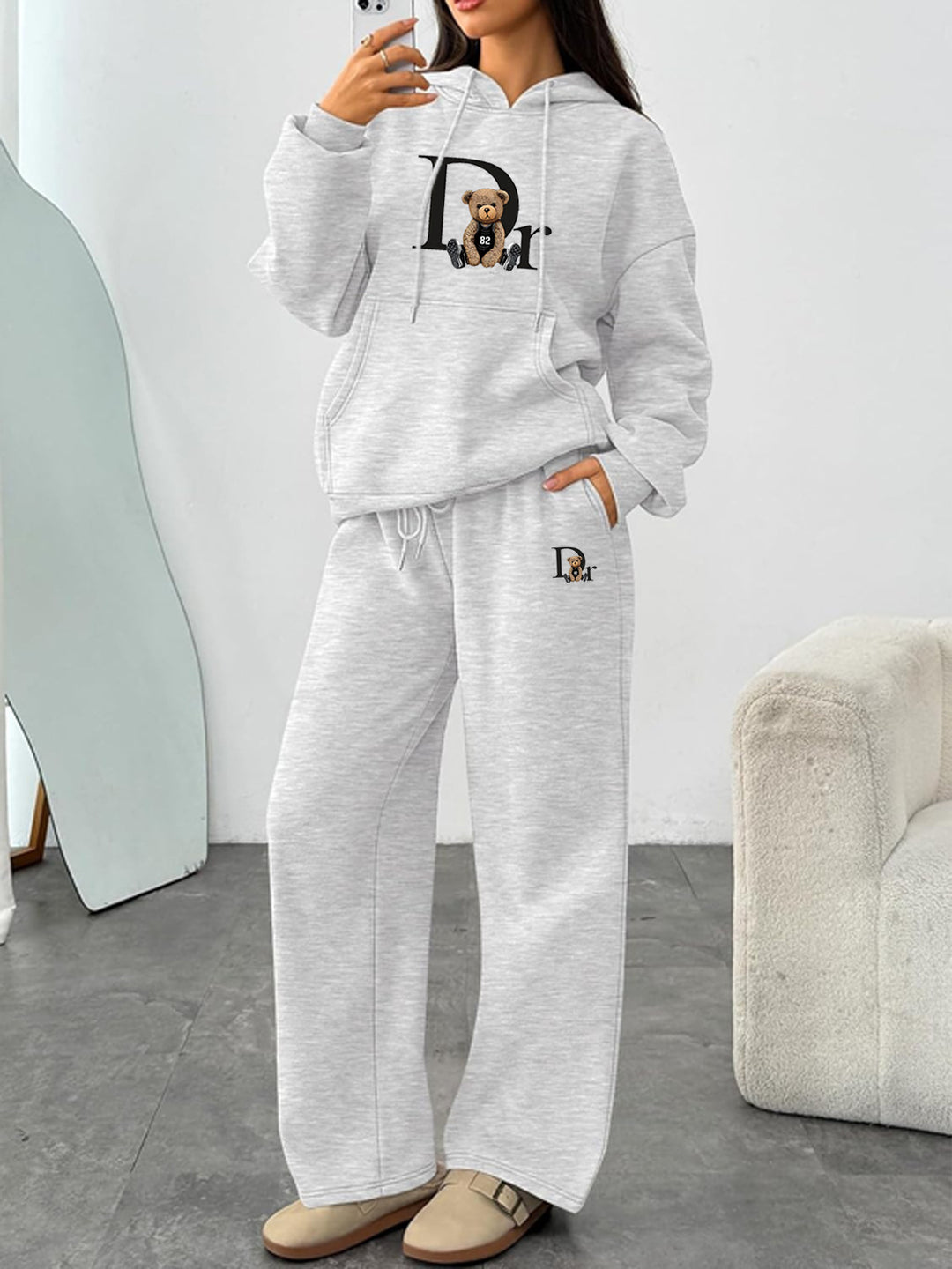 Kvinnors avslappnade hoodie-set med en charmig björnmotiv och bekväm passform Mirla-Eva Jonsson