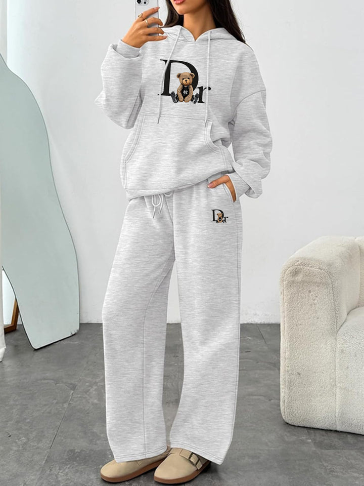 Kvinnors avslappnade hoodie-set med en charmig björnmotiv och bekväm passform Mirla-Eva Jonsson
