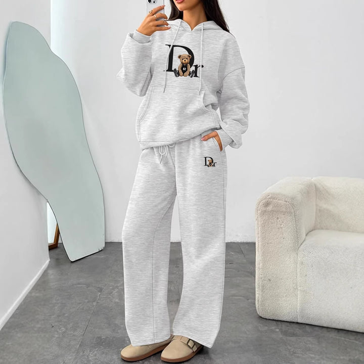Kvinnors avslappnade hoodie-set med en charmig björnmotiv och bekväm passform Mirla-Eva Jonsson