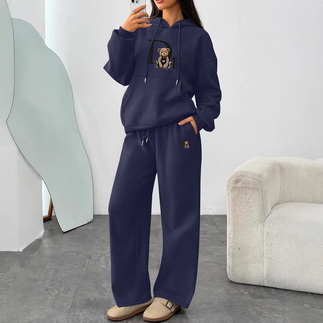 Kvinnors avslappnade hoodie-set med en charmig björnmotiv och bekväm passform Mirla-Eva Jonsson