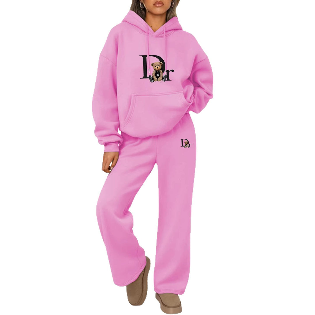Kvinnors avslappnade hoodie-set med en charmig björnmotiv och bekväm passform Mirla-Eva Jonsson