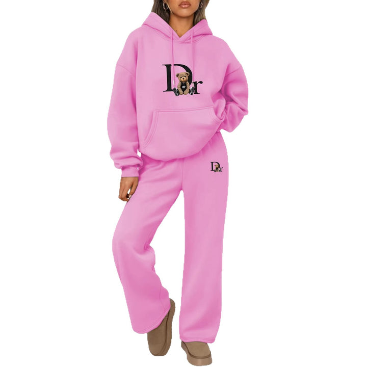 Kvinnors avslappnade hoodie-set med en charmig björnmotiv och bekväm passform Mirla-Eva Jonsson