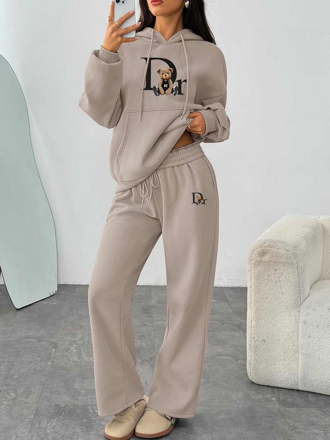 Kvinnors avslappnade hoodie-set med en charmig björnmotiv och bekväm passform Mirla-Eva Jonsson