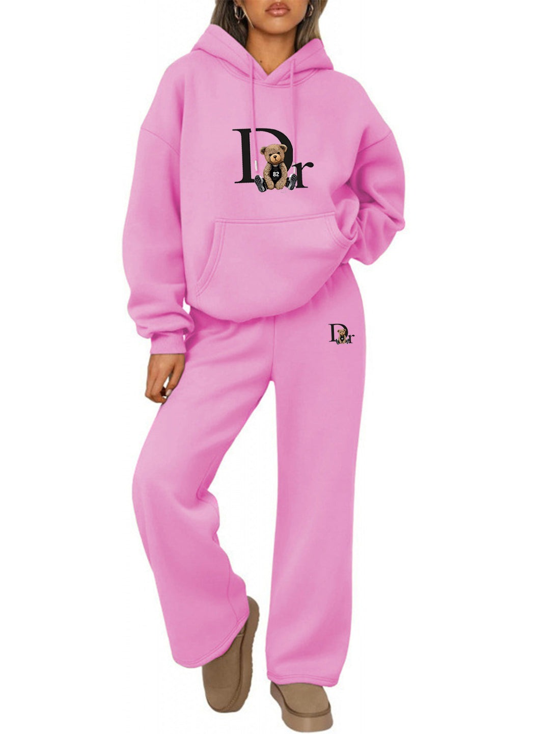 Kvinnors avslappnade hoodie-set med en charmig björnmotiv och bekväm passform Mirla-Eva Jonsson