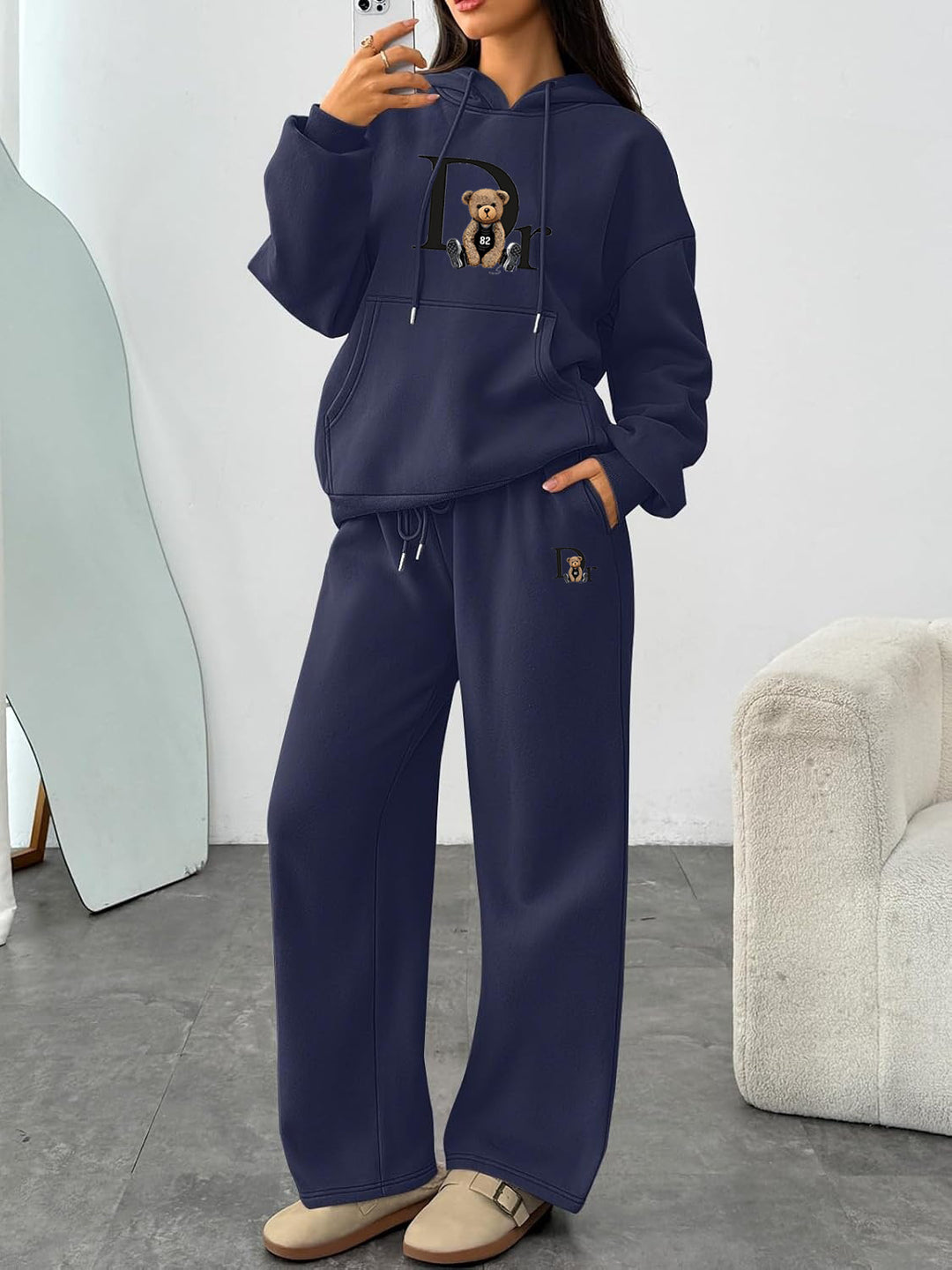 Kvinnors avslappnade hoodie-set med en charmig björnmotiv och bekväm passform Mirla-Eva Jonsson
