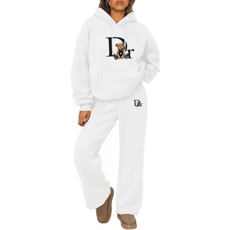 Kvinnors avslappnade hoodie-set med en charmig björnmotiv och bekväm passform Mirla-Eva Jonsson