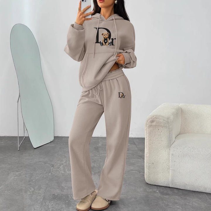 Kvinnors avslappnade hoodie-set med en charmig björnmotiv och bekväm passform Mirla-Eva Jonsson