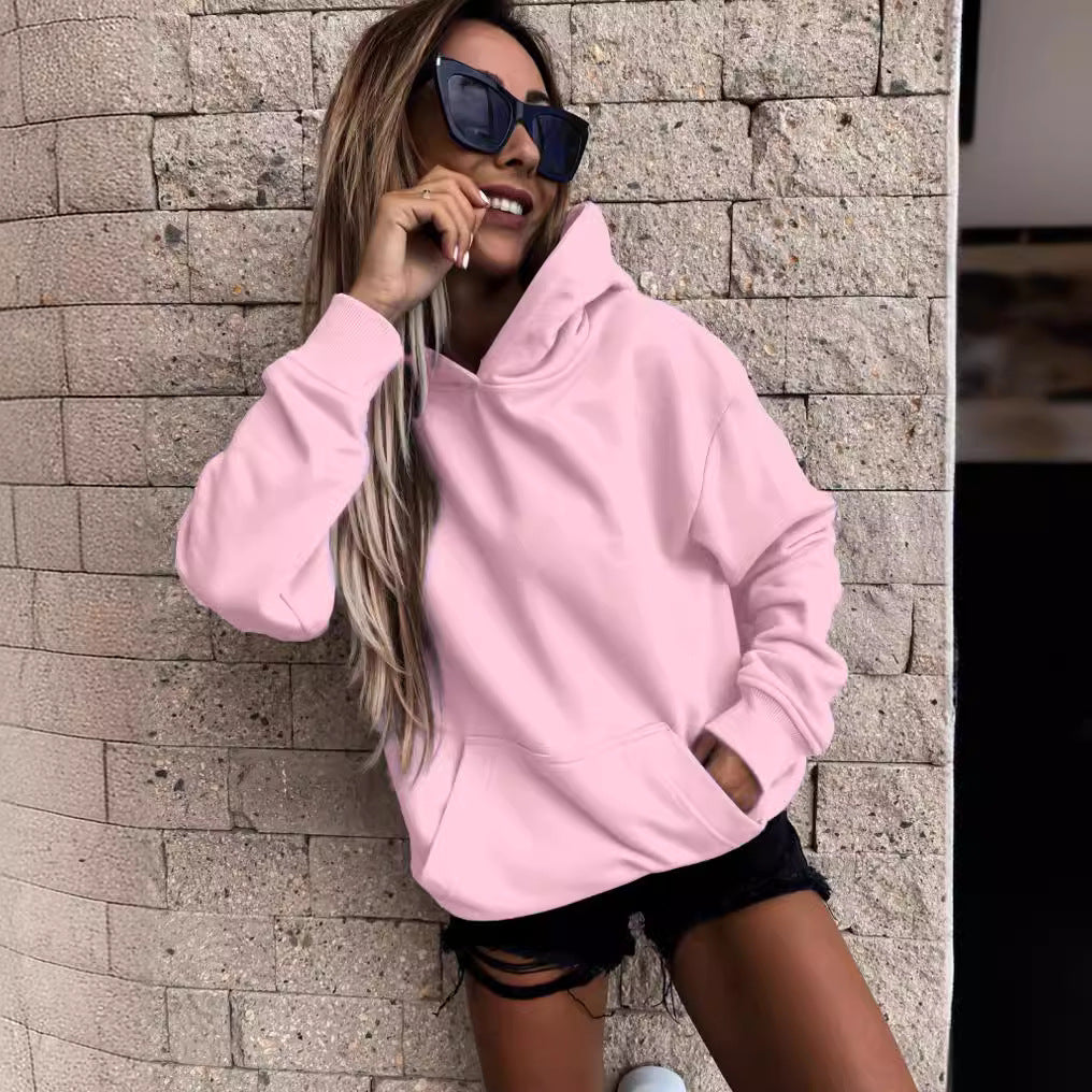 Kvinnors avslappnade hoodie tillverkad av mjukt material med praktiska fickor Mirla-Eva Jonsson