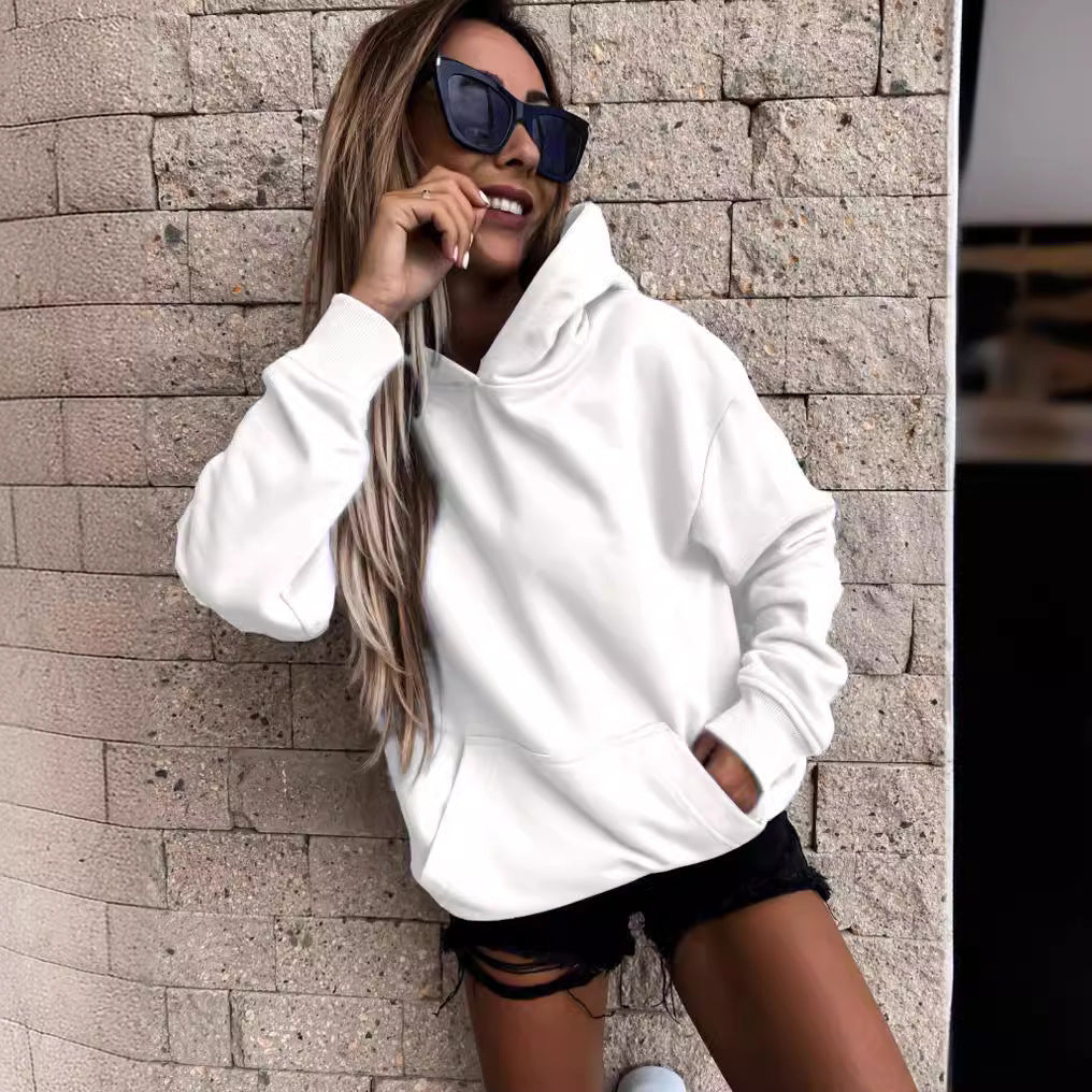 Kvinnors avslappnade hoodie tillverkad av mjukt material med praktiska fickor Mirla-Eva Jonsson
