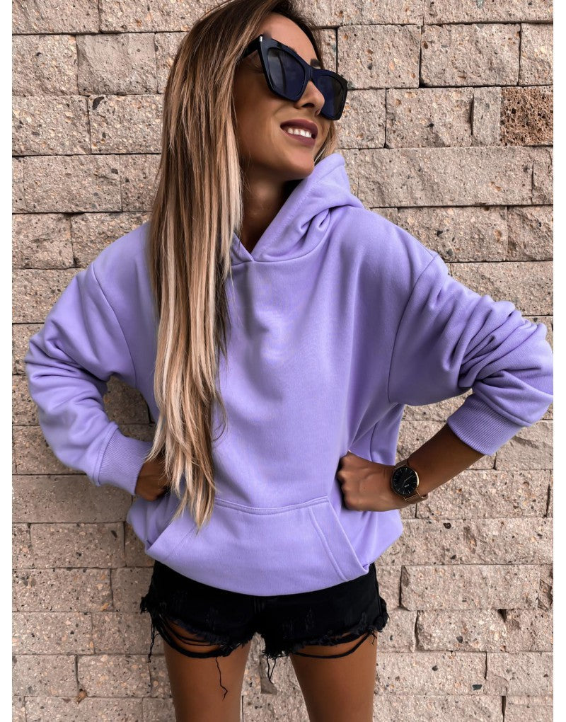 Kvinnors avslappnade hoodie tillverkad av mjukt material med praktiska fickor Mirla-Eva Jonsson