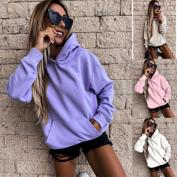 Kvinnors avslappnade hoodie tillverkad av mjukt material med praktiska fickor Mirla-Eva Jonsson