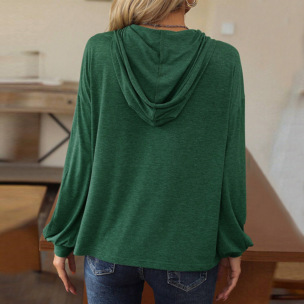 Kvinnors avslappnade hoodie topp med knapppdetaljer och elastiska ärmar Mirla-Eva Jonsson