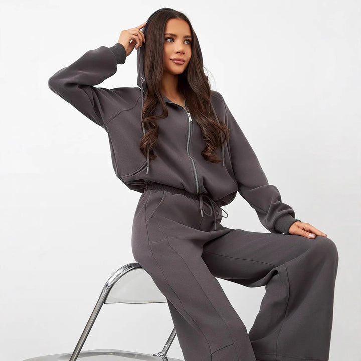 Kvinnors avslappnade hoodie tracksuit med en bred passform och elastiskt midjeband Mirla-Eva Jonsson