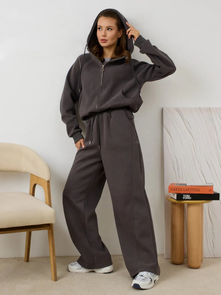 Kvinnors avslappnade hoodie tracksuit med en bred passform och elastiskt midjeband Mirla-Eva Jonsson