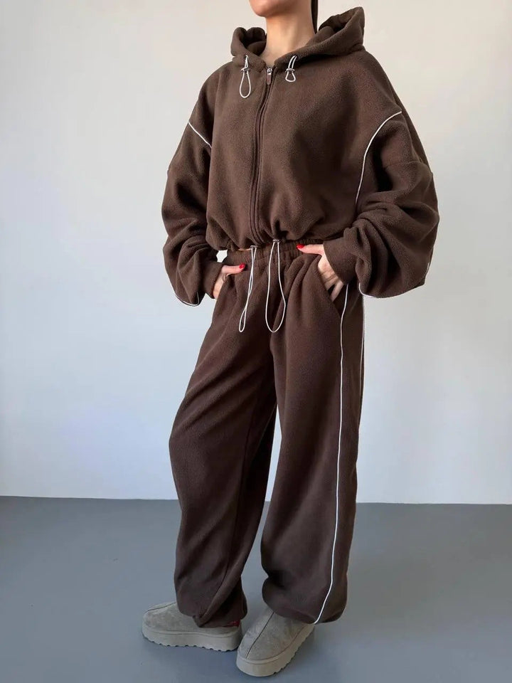 Kvinnors avslappnade hoodie träningsoverall med lösa byxor och sidoremsa Mirla-Eva Jonsson