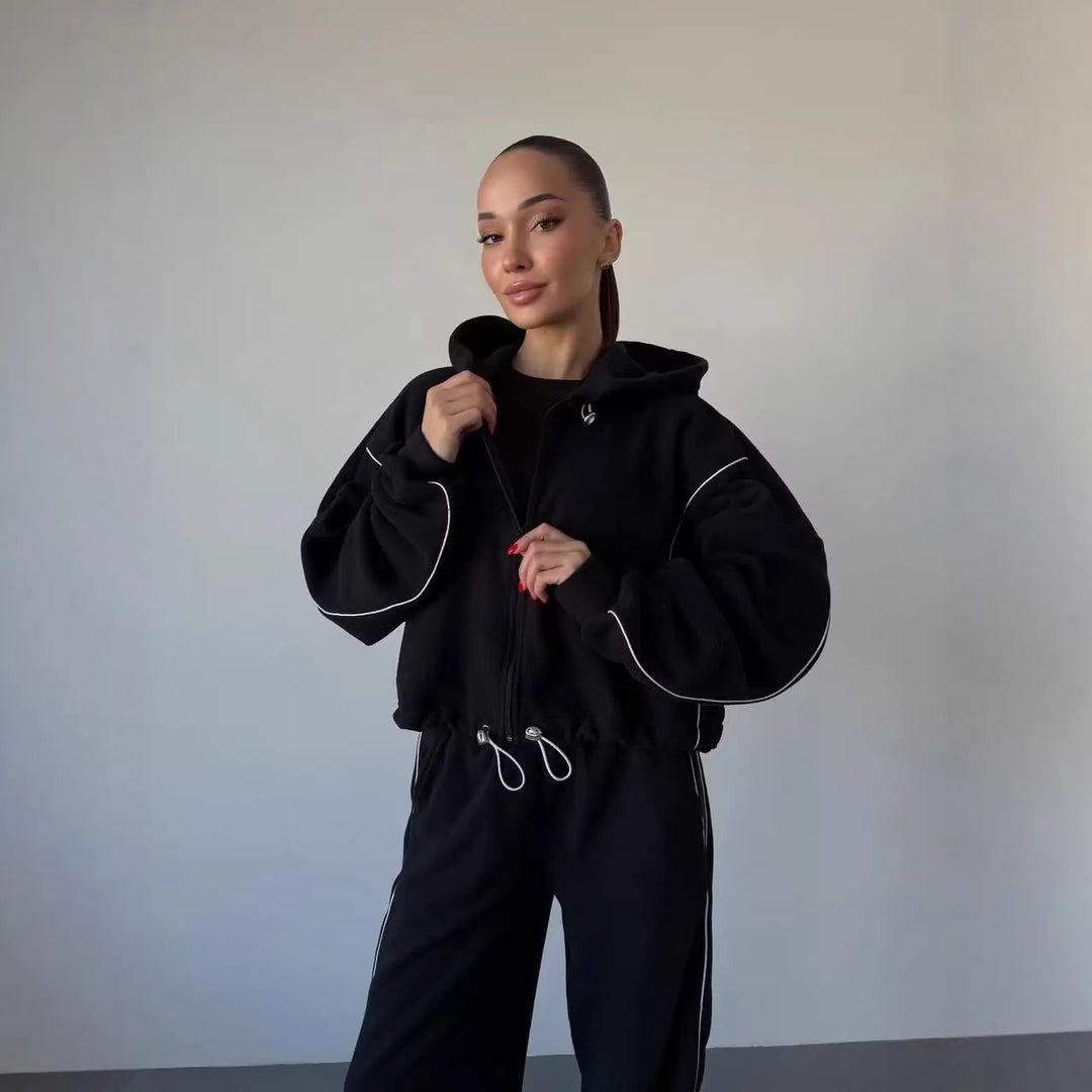Kvinnors avslappnade hoodie träningsoverall med lösa byxor och sidoremsa Mirla-Eva Jonsson