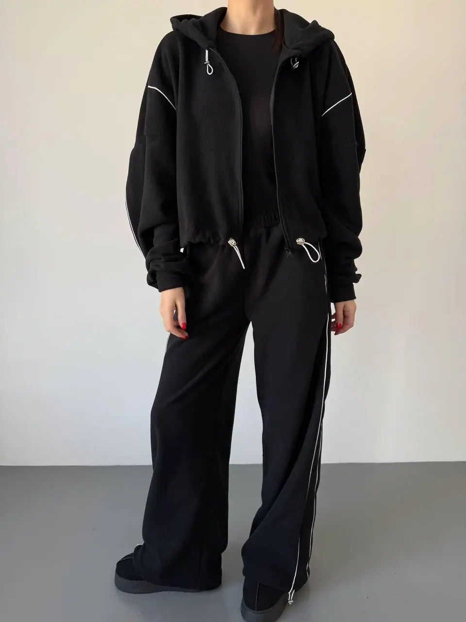 Kvinnors avslappnade hoodie träningsoverall med lösa byxor och sidoremsa Mirla-Eva Jonsson