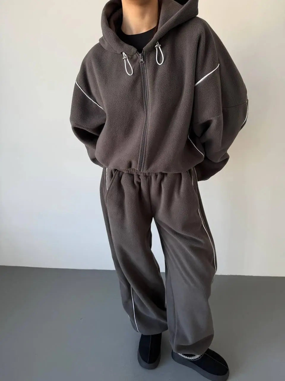Kvinnors avslappnade hoodie träningsoverall med lösa byxor och sidoremsa Mirla-Eva Jonsson