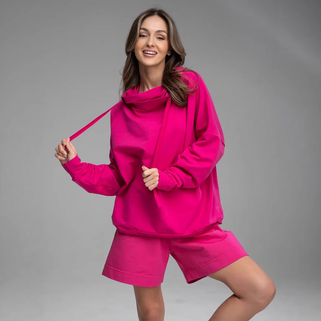 Kvinnors avslappnade hoodies med lös passform och bekväma shorts Mirla-Eva Jonsson