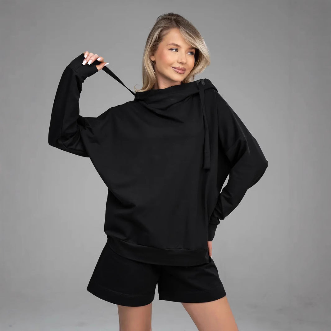 Kvinnors avslappnade hoodies med lös passform och bekväma shorts Mirla-Eva Jonsson
