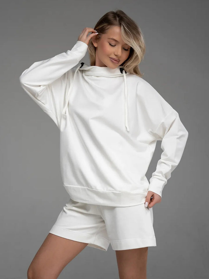 Kvinnors avslappnade hoodies med lös passform och bekväma shorts Mirla-Eva Jonsson