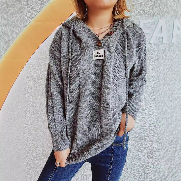 Kvinnors avslappnade huvtröja med knapplist och mysig stickad design Mirla-Eva Jonsson