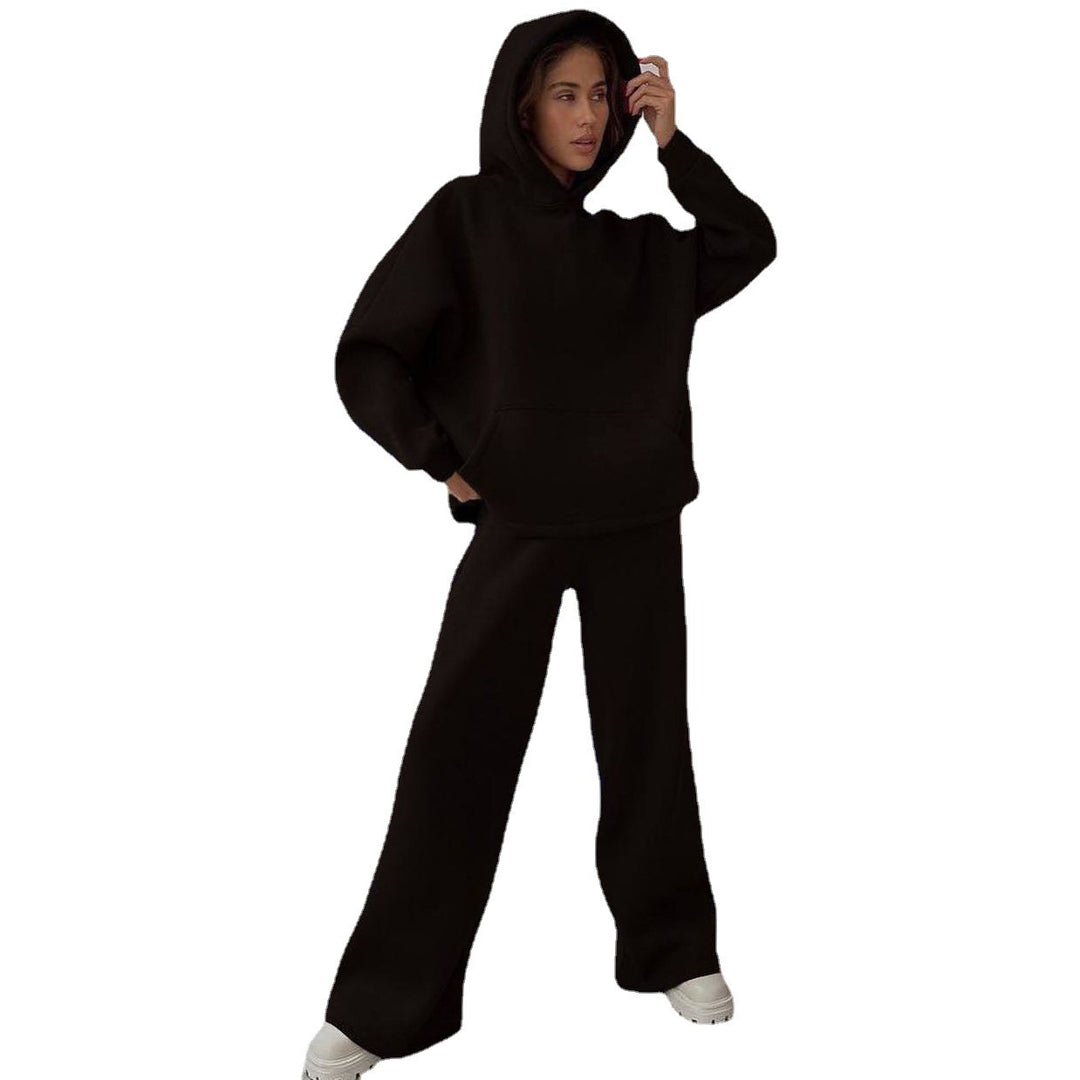 Kvinnors avslappnade huvtröja och joggers look Mirla-Eva Jonsson