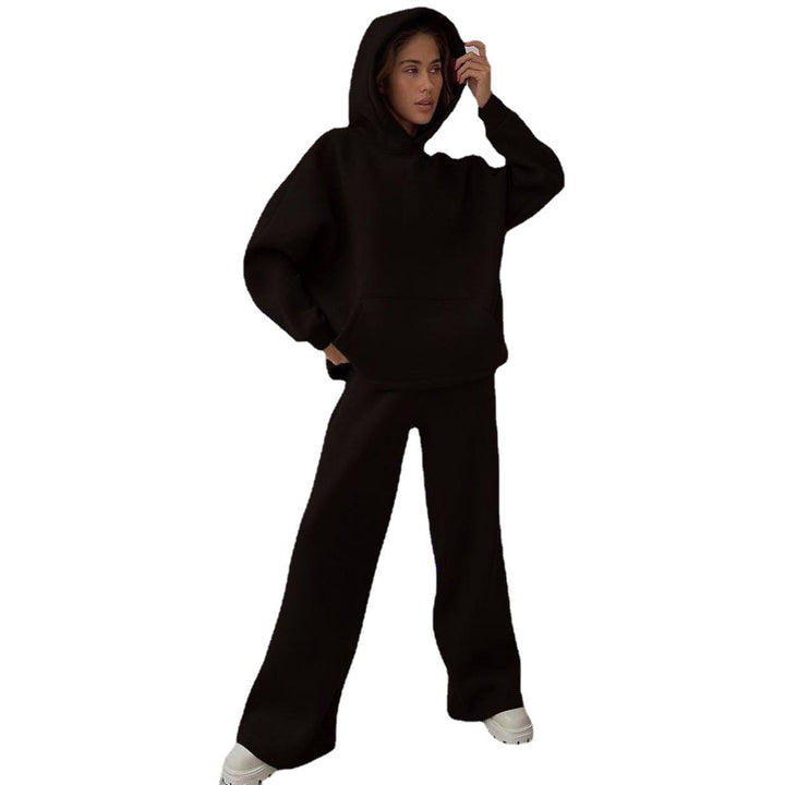 Kvinnors avslappnade huvtröja och joggers look Mirla-Eva Jonsson