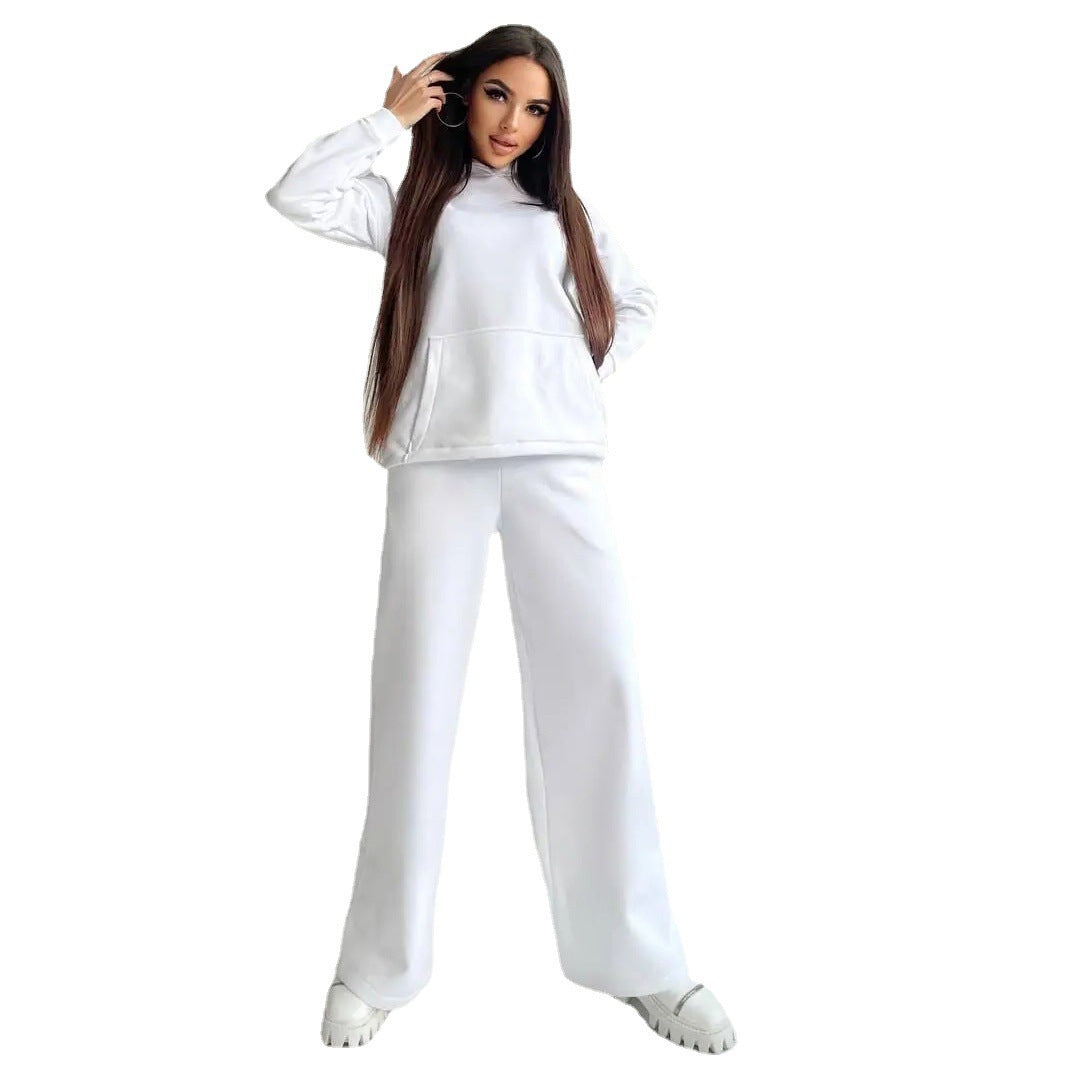 Kvinnors avslappnade huvtröja och joggers look Mirla-Eva Jonsson